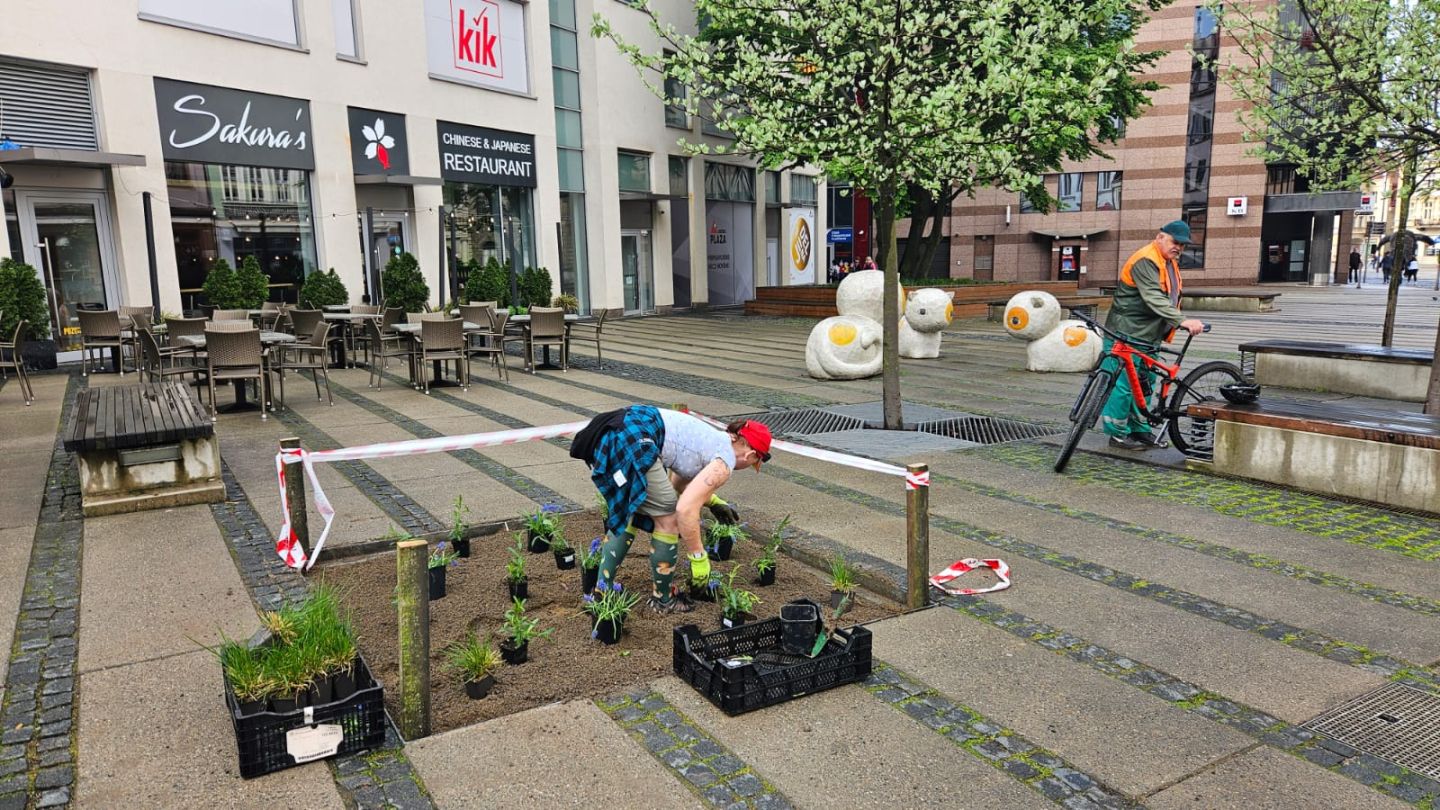 Opravy výtluků, květinové záhony i dětská hřiště