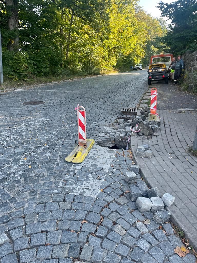 Propad vozovky v ulici Dvorská